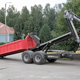 Kesla FleXset -monitoimivaunu on tarkoitettu niin kunnallistöihin kuin maatalouteenkin.