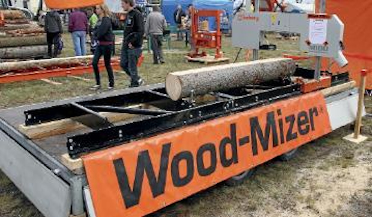 Esillä oli kaksi pienemmän pään sahalaitosta. Wood-Mizer on ottanut mallistoonsa Timbery M100 -vannesahalaitoksen (3 450 euroa/alv 0 %). (TH)