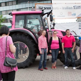 Kansanedustaja Oras Tynkkynen, Maaseutunuorten Erika Koivumäki ja Juha Tenho sekä kansanedustaja Kimmo Tiilikainen kokoontuivat keskustelemaan Kesäkissa-traktorin viereen.