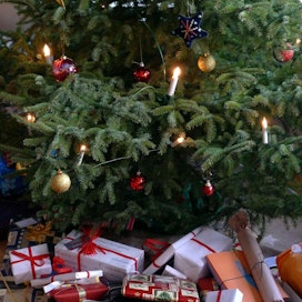 Suomalaiset ovat rahankäyttäjinä maltillisia. Käytössä olevista kuukausituloista 21 prosenttia kuluu joulun hankintoihin.