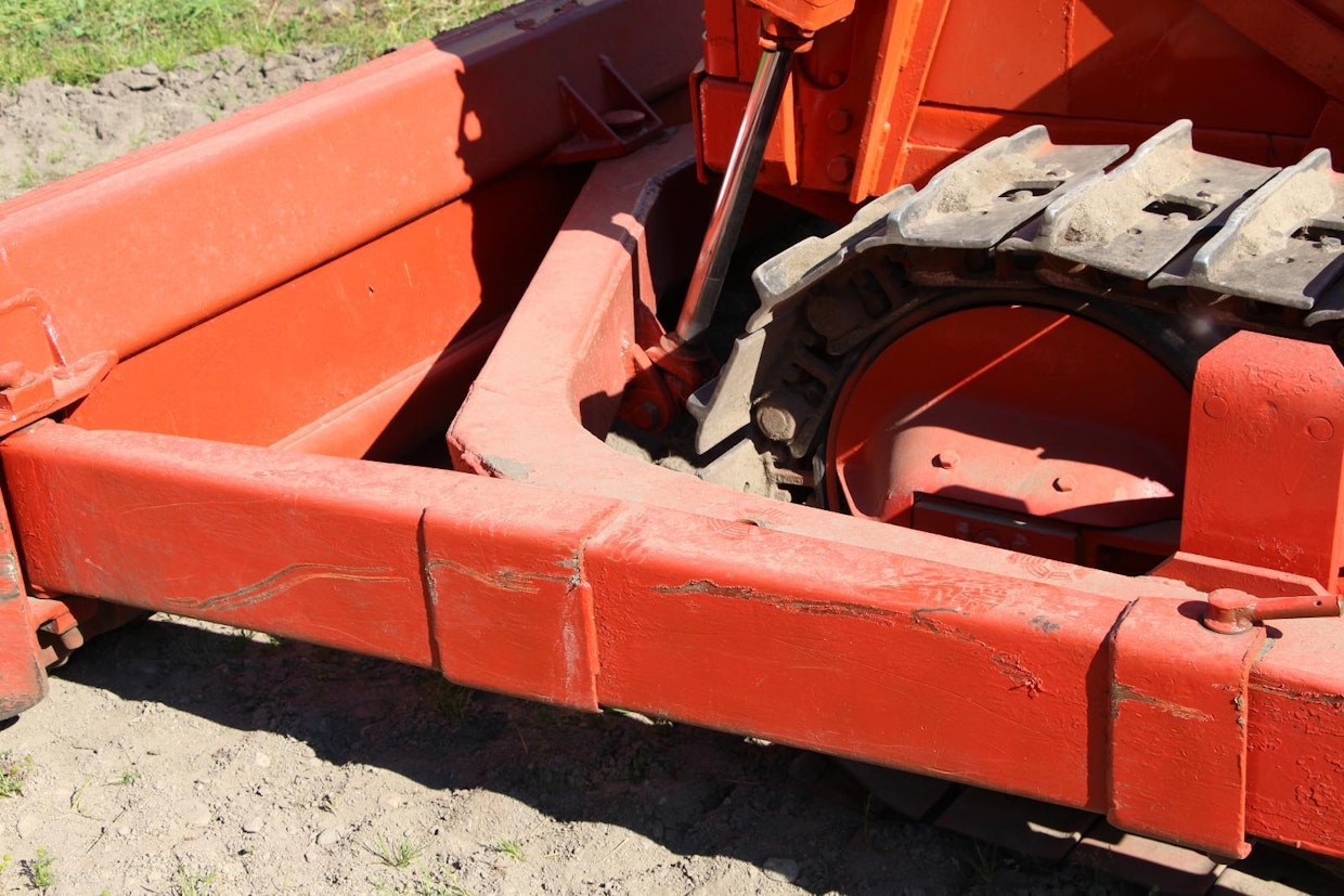 Puskulevy voidaan säätää kolmeen asentoon, vasemmalle, suoraan tai oikealle. Levy lukitaan asentoonsa vankoilla tapeilla. Kiinteä, suora puskulevy on kansainvälisessä termistössä bulldozer, mitä nimitystä käytetään usein myös kokonaisesta puskutraktorista. Tällainen säädettävä levy on angledozer.
