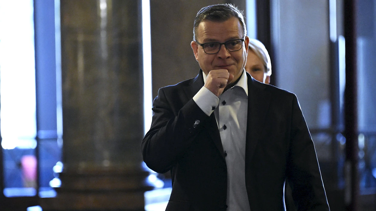 Hallituksen muodostaja, kokoomuksen puheenjohtaja Petteri Orpo kommentoi hallitusneuvotteluja lauantaia Säätytalolle saapuessaan. LEHTIKUVA / Markku Ulander.