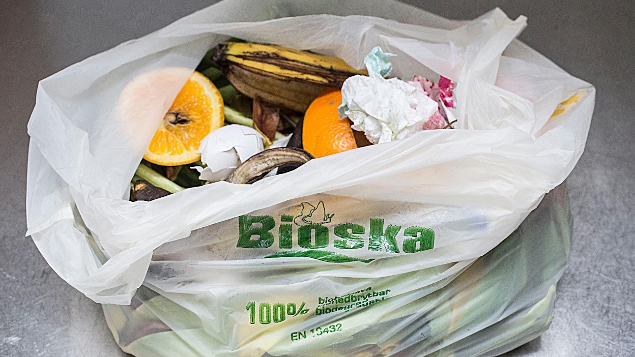 VTT:n tutkijan mukaan biohajoavat muovipussit soveltuvat pääosin kompostointiin. Keskustelussa on huomioitava, etteivät biomuovi ja biohajoava muovi tarkoita aina samaa. Biomuovi on uusiutuvista raaka-aineista valmistettua, eikä se välttämättä hajoa. Biohajoavaa muovia voidaan valmistaa myös fossiilisesta öljystä.