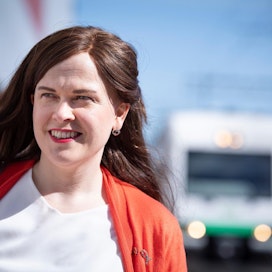 Mari-Leena Talvitie odotti perjantaina Tikkurilasta Ouluun lähtevää junaa.