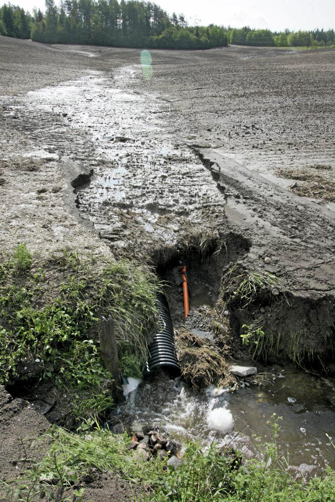 Eroosio on kuluttanut pellon pintaa ja romahduttanut pellon reunan. Pintamaata on päässyt veden mukana ojaan. Kuvituskuva.