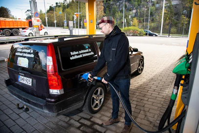 Helsinkiläinen Janne Kilpinen ajaa Volvo V70-kaasuautolla, joka on muunnettu kulkemaan myös etanolilla. Hän toivoo, että valtio kannustaisi verotuksella ja hinnoitteluilla autoilijoita nykyistä enemmän biokaasun käyttöön.
