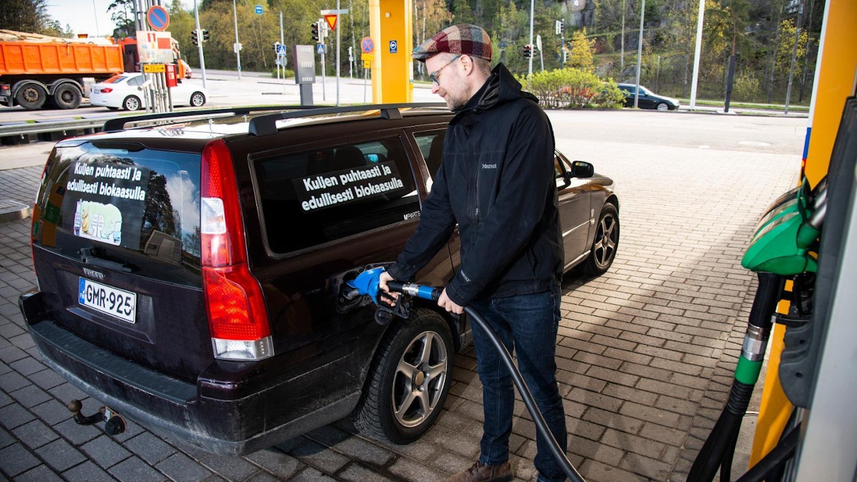 Helsinkiläinen Janne Kilpinen ajaa Volvo V70-kaasuautolla, joka on muunnettu kulkemaan myös etanolilla. Hän toivoo, että valtio kannustaisi verotuksella ja hinnoitteluilla autoilijoita nykyistä enemmän biokaasun käyttöön.