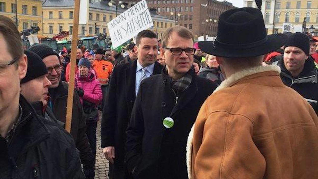 Viljelijät esittivät vetoomuksensa Valtioneuvoston linnan edessä perjantaina. Kuvassa pääministeri Juha Sipilä ja MTK:n puheenjohtaja Juha Marttila.