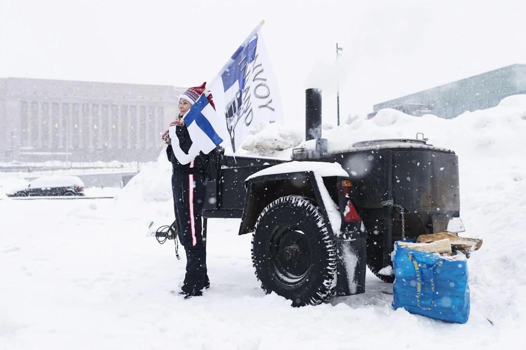 Convoy Finland -mielenosoitusta jatkettiin lauantaina Helsingissä talvisessa kelissä. LEHTIKUVA / RONI REKOMAA