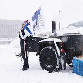 Convoy Finland -mielenosoitusta jatkettiin lauantaina Helsingissä talvisessa kelissä. LEHTIKUVA / RONI REKOMAA