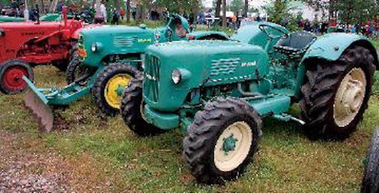 Saksalainen M.A.N oli ensimmäisiä Suomessa markkinoituja 4-vetotraktoreita, sen maahantuonti alkoi 50-luvun alussa ja jatkui muutaman vuoden katkoksen jälkeen 60-luvun puoliväliin saakka. Pienimmät mallit olivat 18‑, suurimmat 55-hevosvoimaisia. Kuvan traktorit ovat valikoiman keskivaiheilta. Oulainen