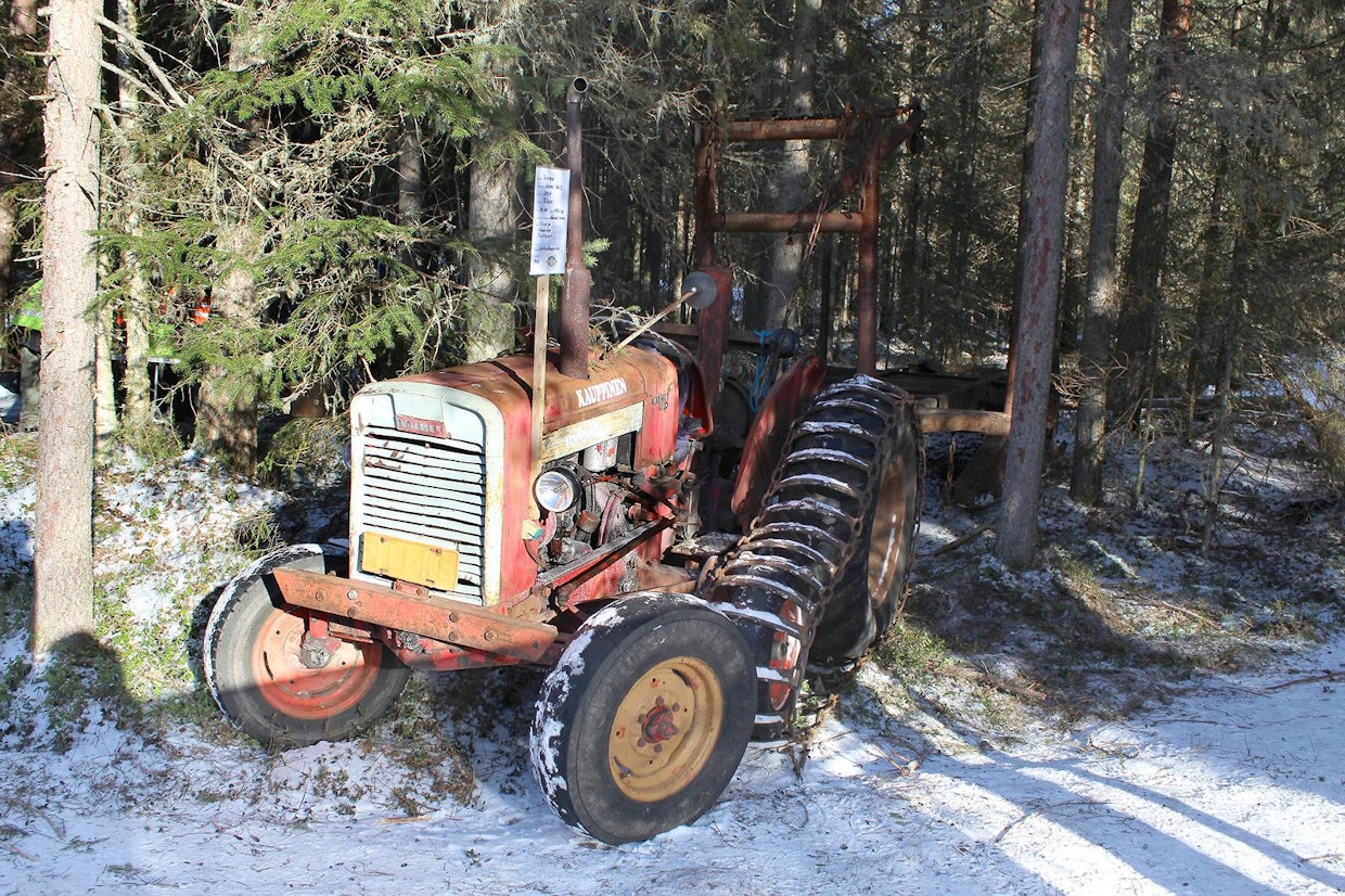 Maataloustraktori metsätöissä. Valmet oli Fordsonin, MF:n ja Nuffieldin ohella eniten metsätöihin käytettyjä maataloustraktoreita ennen varsinaisten metsätraktoreiden tulemista. Puoliteloilla ja nytkäreellä varustettuna alle 2-tonnisella 361-Valmetillakin saatiin liikkumaan isoja kuormia, mutta voimansiirto oli lujilla. Tämän yksikön ollessa uusi (1962) noin 90 % Suomen puista ajettiin vielä hevosilla.