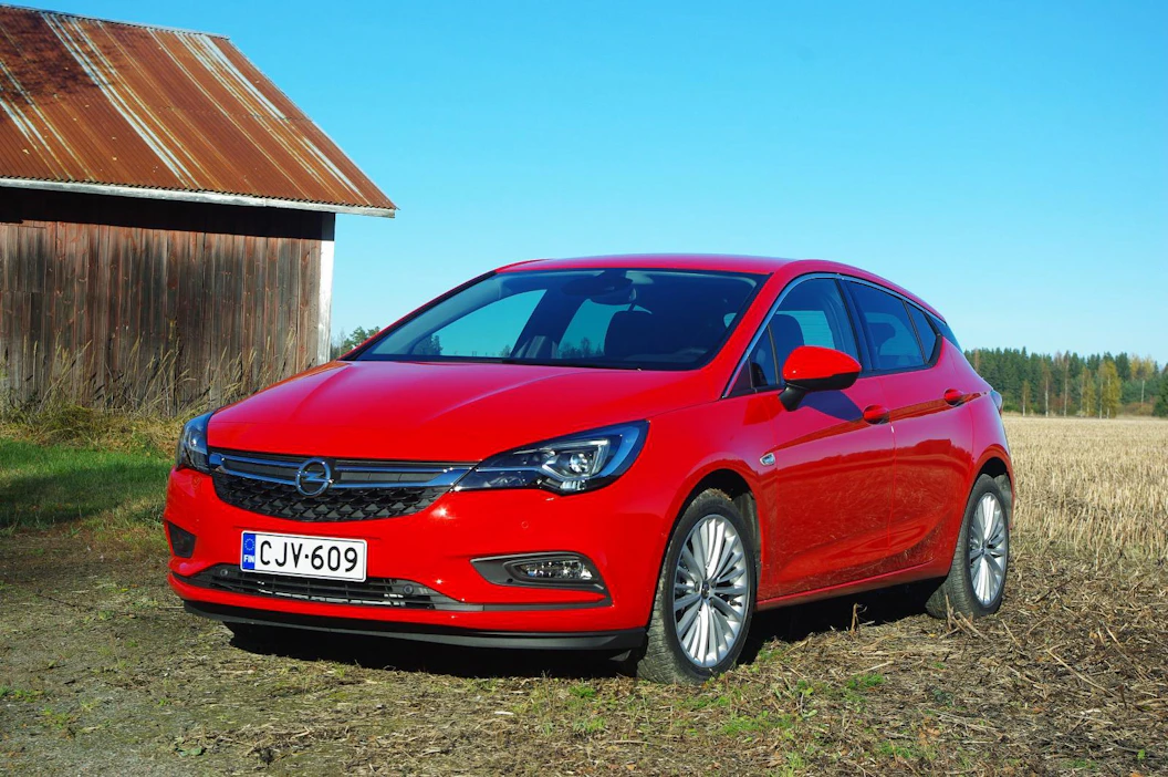 Auto- ja liikennetoimittajat valitsivat keskiviikkona Opel Astran Vuoden Autoksi Suomessa 2016 ylivoimaisella äänivyöryllä.