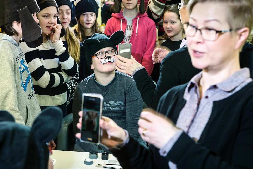 Koira- ja kissapipot tehtiin ihan itse käsityöntunnilla. Niitä on käytetty koulussa kaksi viikkoa, välillä jopa ruokalassa. Kampaaja-maskeeraaja Satu Linerva loihtii Marcus Wallinille kissamaisen maskin.