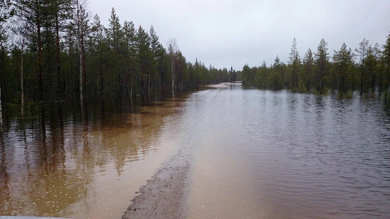 Iijoki peitti perjantaina Petäjäkankaantien lähes kokonaan Koirakankaan kohdalla.