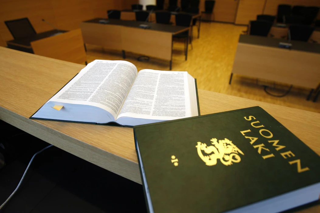 Syyttäjän mukaan valeasianajaja puolusti asiakkaitaan lukuisissa riita- ja rikosoikeudenkäynneissä oikeudetta.
