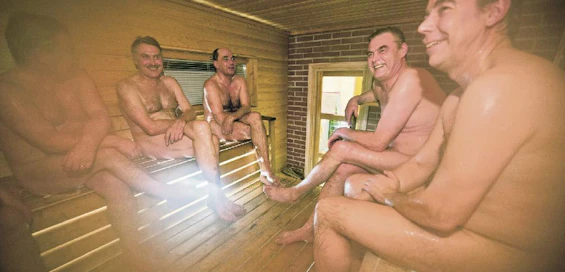 Timo Mänki, Martti Kankaanpää, Teijo Mänki, Seppo Tapola ja Tapio Mänki  naurattavat toisiaan lauteilla.