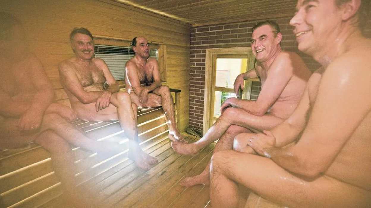 Timo Mänki, Martti Kankaanpää, Teijo Mänki, Seppo Tapola ja Tapio Mänki naurattavat toisiaan lauteilla.