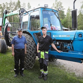 Heikki (vasemmalla) ja Juho Paavilainen rakensivat metsätraktoria parin talven ajan.