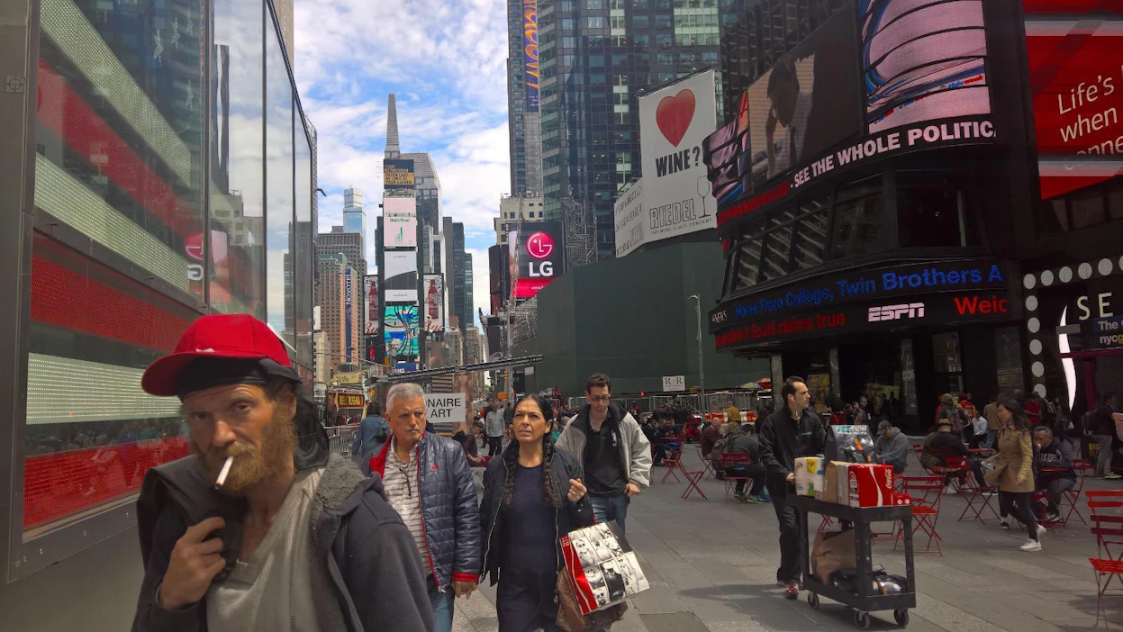 Työ ja raha määrittävät elämää Yhdysvalloissa ja etenkin rahamaailman keskuksessa New Yorkissa. Moni tekee useaa työtä elääkseen.