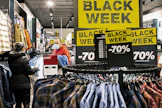 Joulun alla järjestettävät Black friday -alennusmyynnit ovat rantautuneet Suomeen Yhdysvalloista.