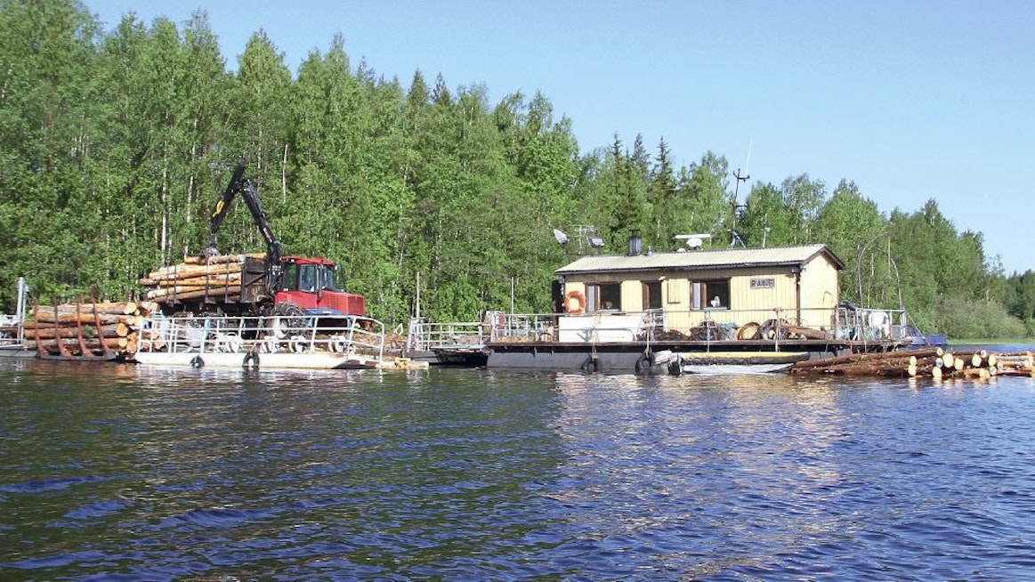 Niputuslautta eli nippula on uljas näky Saimaan aalloilla. Ei ihan virtaviivaisimmasta päästä, mutta tarkoituksenmukaisen komea. Kantavuutta on rutosti ja ajokoneen lisäksi aalloilla kulkee myös hakkuukone. Hakkuuporukka myös asuu lautalla.
