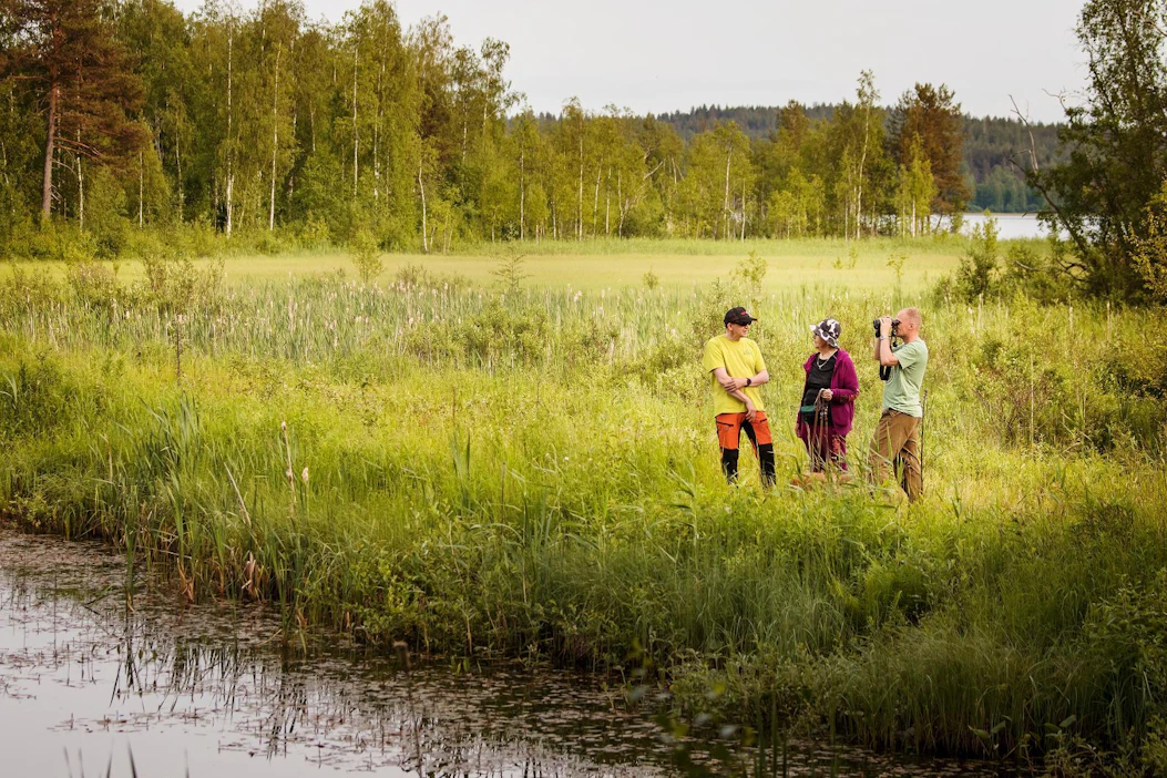 Maanomistaja Kaija Bruunin (keskellä), Markku Hassisen ja Arto Tuovisen yhteistyö perustuu luottamukseen. Moni kosteikko olisi jäänyt perustamatta, jos niihin ei liittyisi metsästysmahdollisuutta, pohtivat miehet.