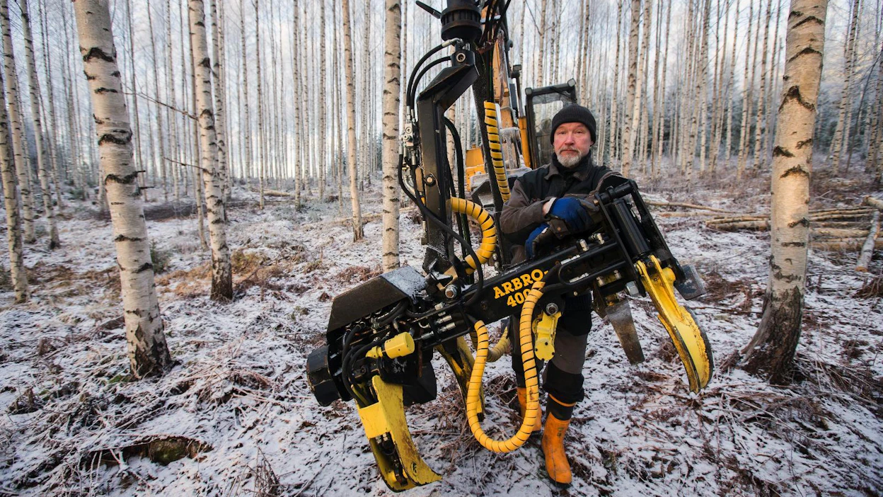 Tuomas Kuhmonen korjaa energiapuuta kotitilallaan Vesannolla. “Valitettavasti biotalousbuumi on ollut toistaiseksi vasta maakuntien ja paikallisten yrittäjien varassa. Muutos isoissa kaupungeissa hiilestä pois on hidas.”