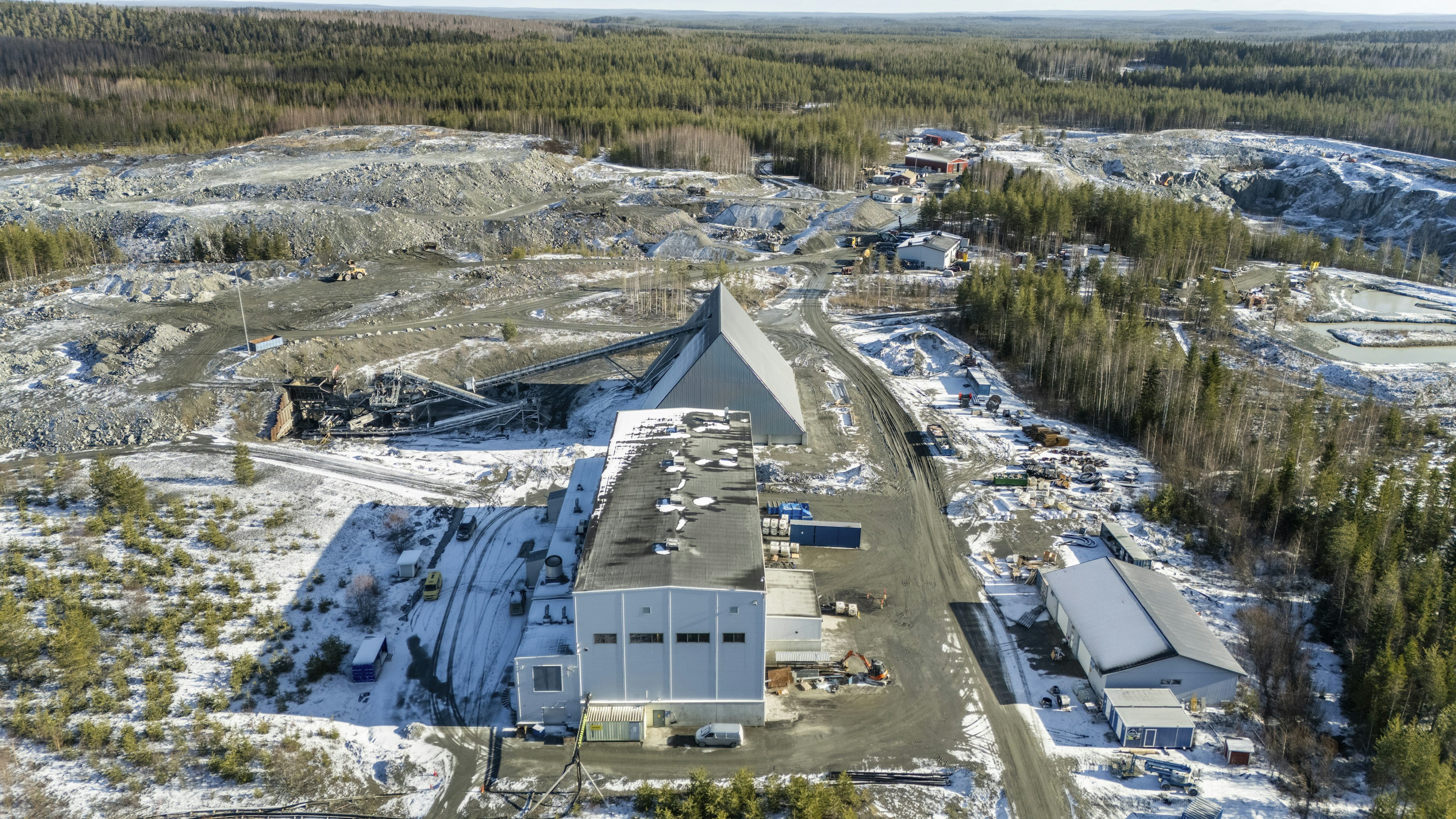 Pampalossa toimii maanalainen kultakaivos, jonka rinnalla on avolouhos. Kaivoksen välittömään läheisyyteen on rakennettu myös rikastamo ja laboratorio.