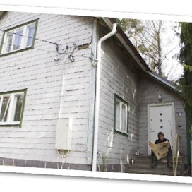 Jouni Hirnin talon ullakolta löytyi rakentamisvuodelta 1952 peräisin olevia Maaseudun Tulevaisuus -lehtiä. Kuva: Kari Salonen