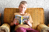 Puhelimella pelaamisen sijaan lapsi voisi vaikka lukea.
