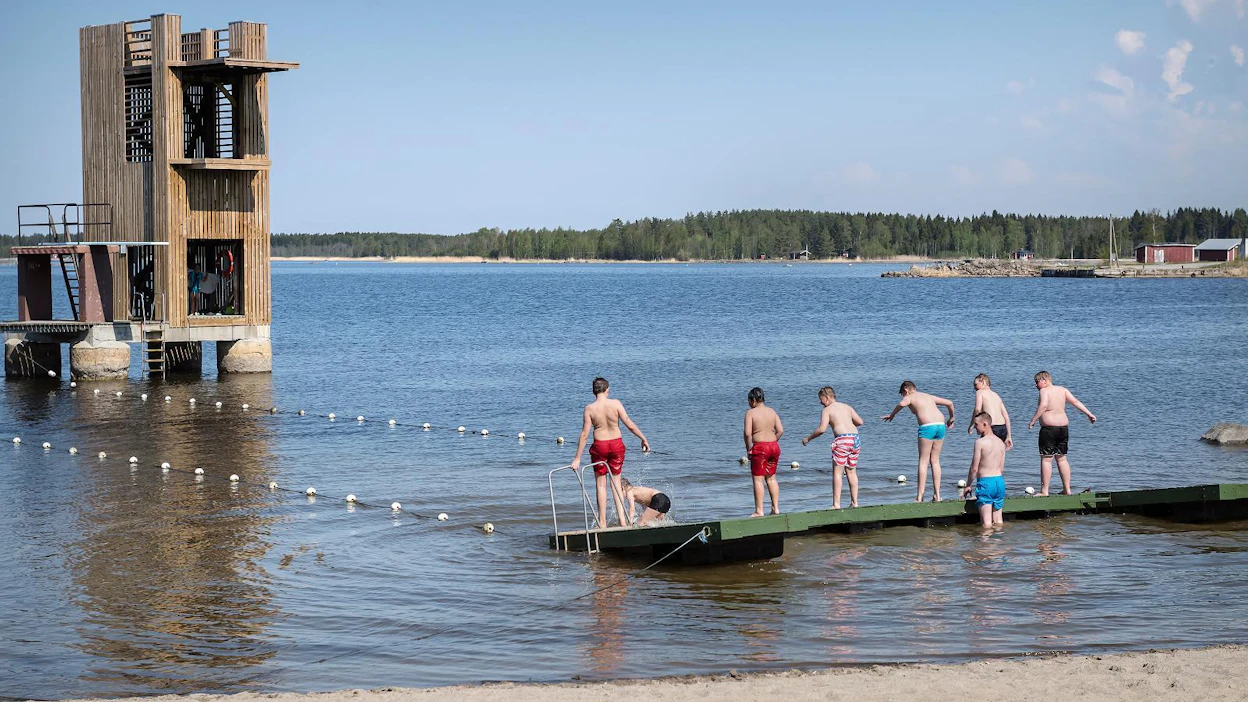 Yöllä lämpötilan laskiessa vesi alkaa viilentyä, joten kylmät yöt hidastavat veden lämpenemistä.