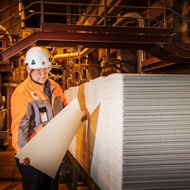 Enocellin tehtaalla Uimaharjussa on tehty koivukuitupuusta liukosellua jo vuodesta 2012. Tehtaanjohtaja Sauli Purho esittelee valmista liukoselluarkkia.