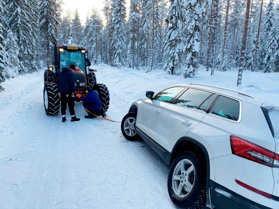 Kurulainen Reino Anttila on yksi kyläteiden ritareista. "Joka talvi on näitä nähty useampikin. Tärkeintä ettei tule vakavia vahinkoja", pohtii Anttila.