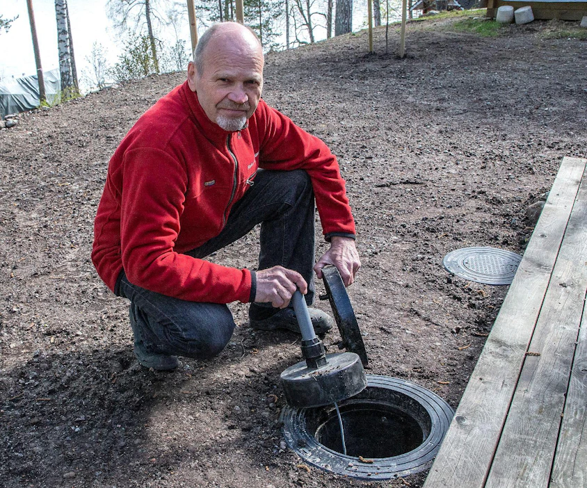 Kari Lahtinen on tyytyväinen umpisäiliöön, vaikka aluksi suunnittelikin panospuhdistamoa.