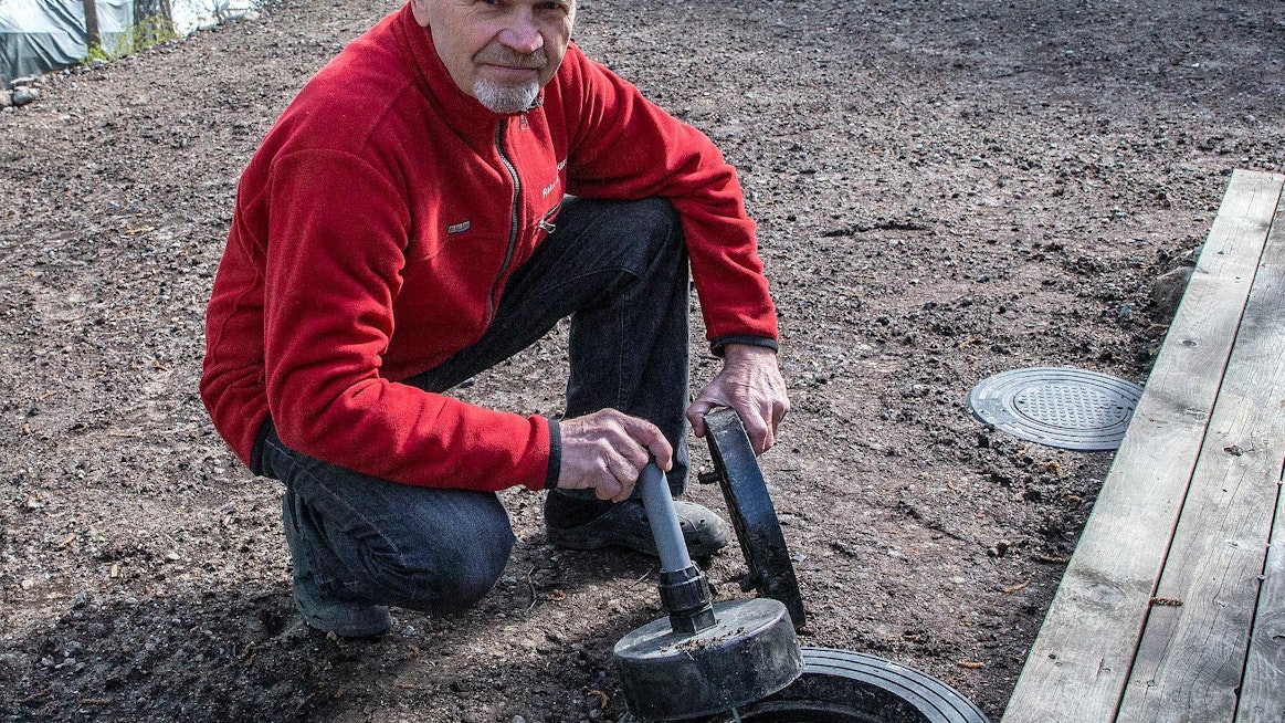 Kari Lahtinen on tyytyväinen umpisäiliöön, vaikka aluksi suunnittelikin panospuhdistamoa.
