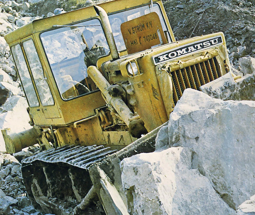 Vuonna 1970 julkaistussa mainoskuvassa on helsinkiläisen maanrakennusyrittäjän Veikko Strömin Komatsu D85A. Kone on kuvattu Helsinki–Porvoo-moottoritien työmaalla. Ström oli ostanut tämän puskukoneen edellisenä vuotena.