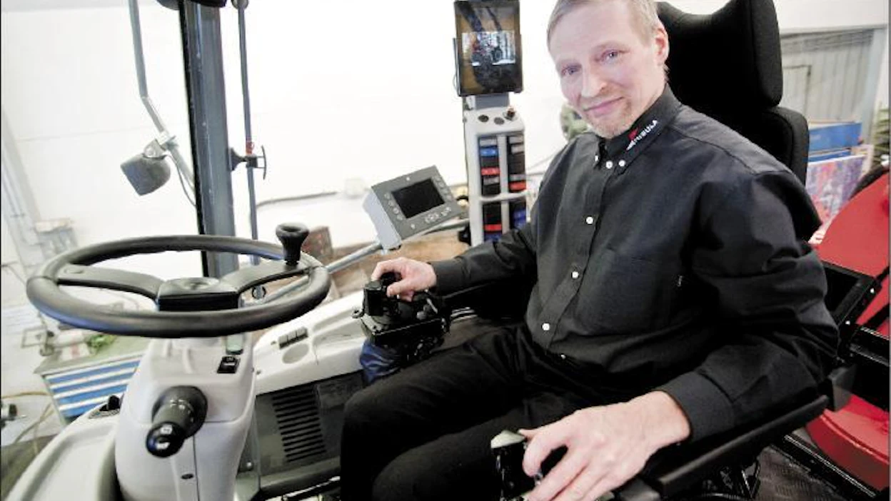 Ali Nisula poseeraa tyytyväisenä hakkuukoneen ohjaamossa. Hän odottaa, mitä mieltä asiakkaat ovat uutuudesta. Janne Nousiainen