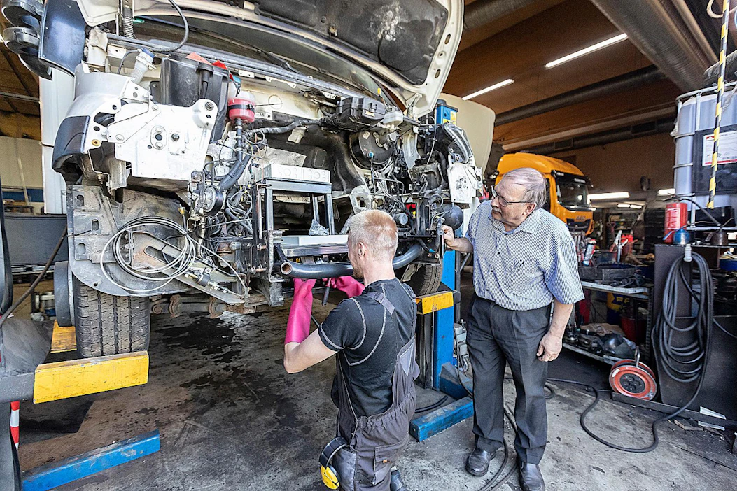 Tampereen ammattikorkeakoulussa opiskeleva Aarne Lylykorpi (vas.) on kesätöissä kuorma-autojen sähköistämisen parissa. Lielahden Autokeskuksen toimitusjohtaja Mikko Leppälahti uskoo, että raskaan kaluston sähköistyminen lähtee lähitulevaisuudessa Suomessa lentoon.