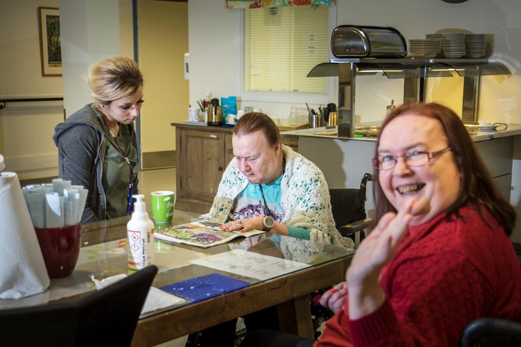 Kristiina Koskela sekä Eija Virtanen ja Heino Vuokko Attendon hoivakodissa Tuusulassa kesäkuussa.