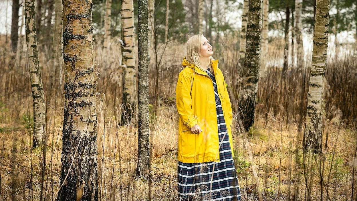 "Sydäntä lämmittää kaikki saamamme apu ja kohtaamiset", kiittelee Henriikka Reinman uusia naapureita. Tuorein auttaja oli jutuntekohetkellä tuntematon. Syysmyrsky nosti nuoren perheen vaellusreissun aikana Suomenlahden vedenpinnan, ja joku naapureista oli hilannut veneen ylemmäs rannalle.