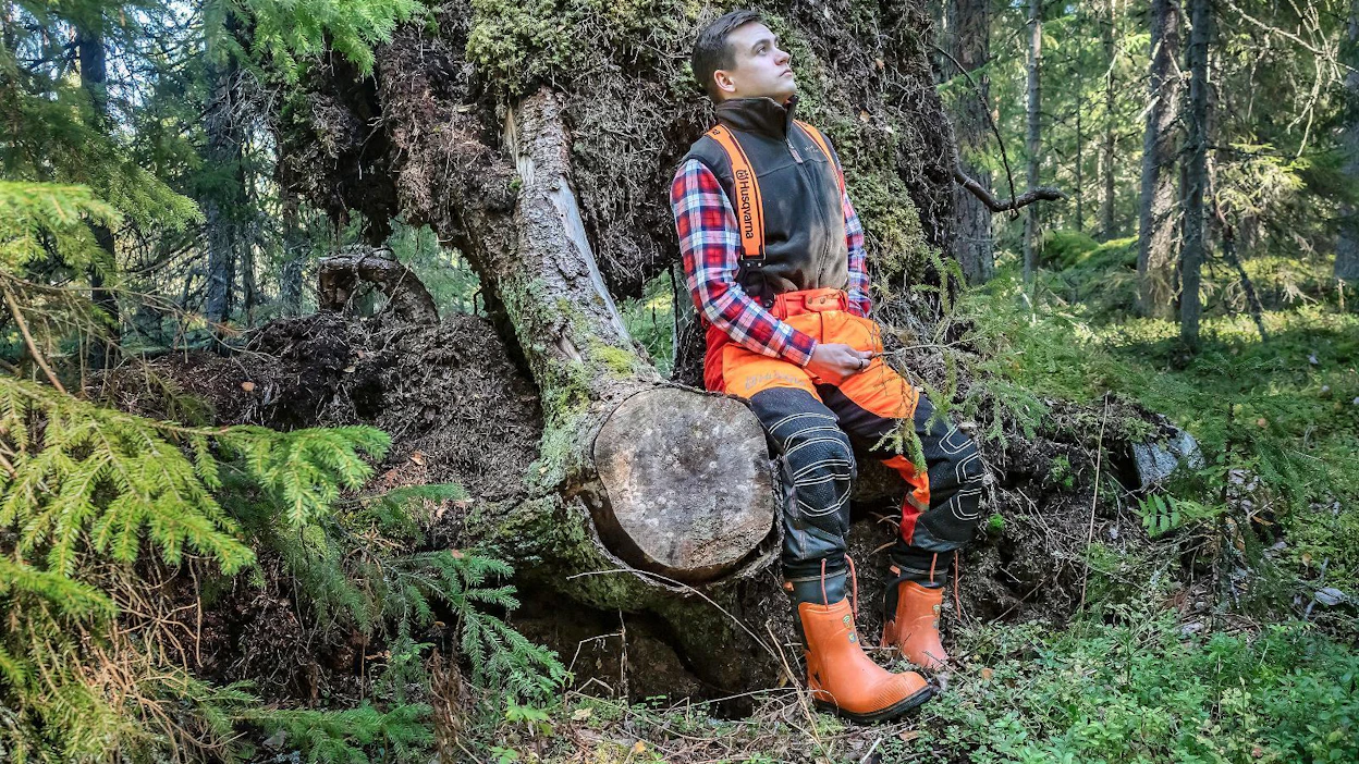 ”Välillä keskustelussa saa käsityksen, että metsänomistaja liikkuu vain raha silmissä. Ei se niin ole", Mikko Tukeva sanoo. Hän omistaa 14 hehtaarin metsäpalstan Jalasjärvellä.