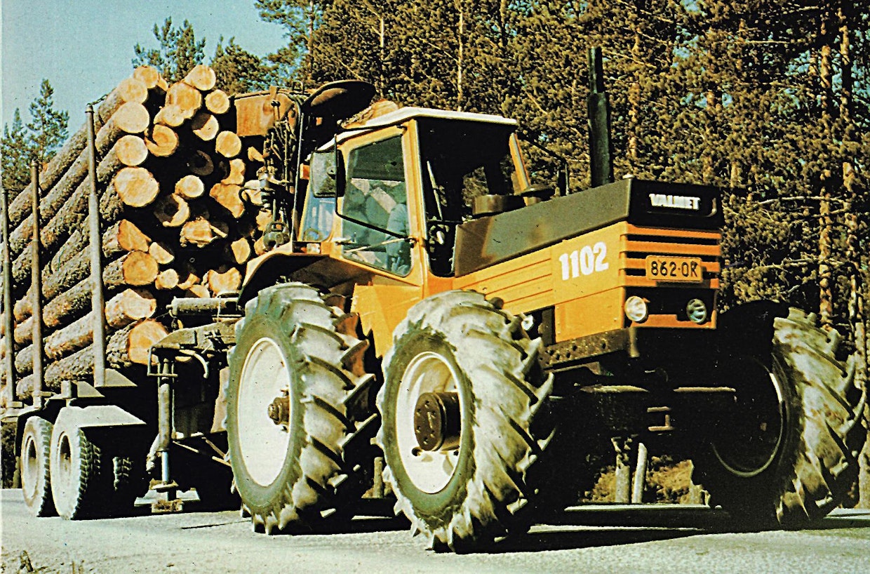 Valmet 702 S:n uraa jatkoi 96-hevosvoimainen 903, jossa oli mallinumeroinnin mukaisesti vakiovarusteena Hi-Trac-vaihteisto. Hydrauliikan 2,9 tonnin teholla nousivat ainakin 3-siipiset paluuaurat ja 35 litran minuuttituotto riitti isäntälinjan kourakuormaimille. Valmetien voimansiirto-ongelmat olivat tuohon aikaan yleinen traktorimiesten puheenaihe ja niitä oli nimenomaan 903-mallissa. Muinoisten huoltomiesten mukaan enimpien vaurioiden suurimpana syynä oli vaihteiston rakenteesta aiheutunut öljyjen liiallinen kuumeneminen etenkin maantieajossa ja sen myötä puutteellinen voitelu. Vetävät etuakselit toimitti italialainen Carraro.
