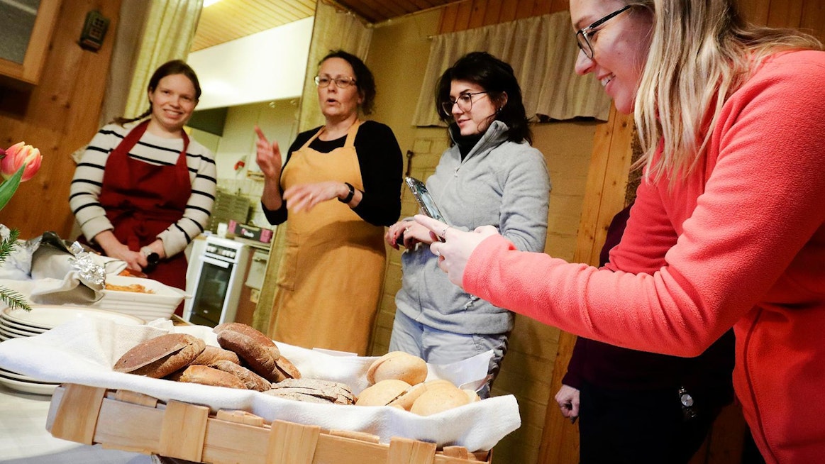 Kumpusen matkailutilalla kävi maanantaina syömässä Visit Jyväskylä -matkailuorganisaation vieraina olevia ulkomaalaisia matkailuvaikuttajia. Hanni Kumpunen (toinen vasemmalta) selvitti vieraille mistä kala, liha ja muut herkut tilalle tulevat. Apunaan hänellä oli harjoittelija Johanna Koskinen. Elina Cappadonna kuvaa tilan luomuviljasta leivottuja leipiä, taustalla kuuntelee italialainen Emiliana Palumbo.
