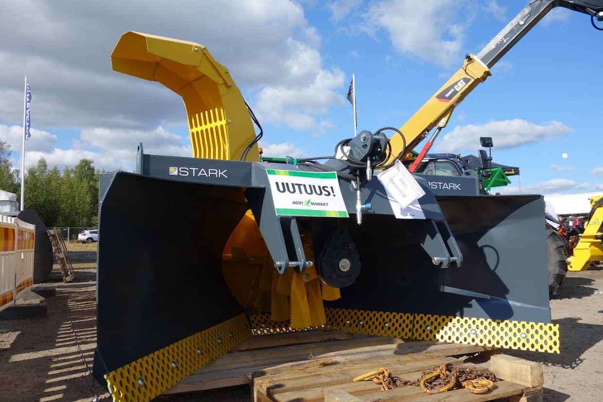 Stark S810 on uusi linkomalli lähes metrin korkuisilla aurasiivillä. Siinä on painovoimaiset siivekkeet ja kaksi hydraulisesti ohjattua heittoluukkua. Lingon kokonaisleveys on 2,74 m ja paino 1 260 kg. Perusmallin verollinen hinta jää hieman alle 10 000 euroon. (JL)