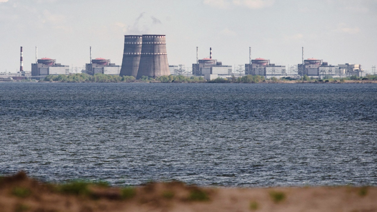 Venäjä ja Ukraina ovat syyttäneet toisiaan viimeisimmästä iskusta Euroopan suurimmassa ydinvoimalassa Zaporizhzhjassa. Kuva ydinvoimalasta on huhtikuulta. LEHTIKUVA /  AFP. 
