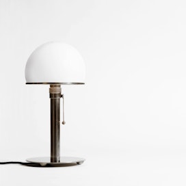 Tämä Wilhelm Wagenfeldin suunnittelema pöytälamppu tunnetaan edelleen &quot;Bauhaus-lampun&quot; nimellä.