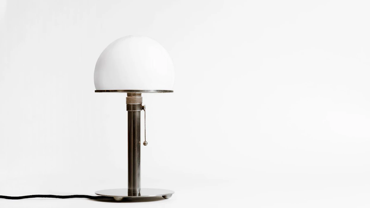 Tämä Wilhelm Wagenfeldin suunnittelema pöytälamppu tunnetaan edelleen "Bauhaus-lampun" nimellä.
