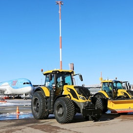 Helsinki–Vantaan lentoasemalla on Finavian käytössä neljä traktoria, joista uusin Valtra S394 on niin tuore, ettei siihen ole vielä ehditty asentaa työlaitteita. Taka-alalla oleva Valtra T254 Versu on ollut ajossa pari vuotta.