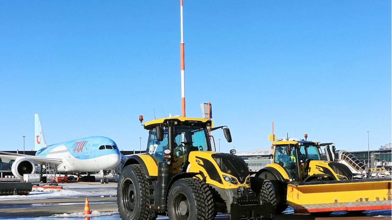 Helsinki–Vantaan lentoasemalla on Finavian käytössä neljä traktoria, joista uusin Valtra S394 on niin tuore, ettei siihen ole vielä ehditty asentaa työlaitteita. Taka-alalla oleva Valtra T254 Versu on ollut ajossa pari vuotta.